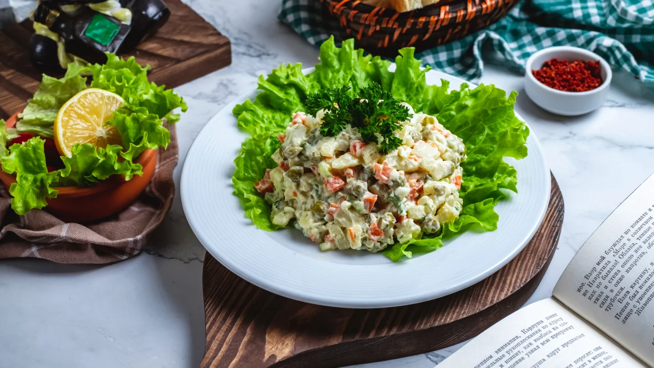 Ensalada fría de papa, atún y huevo duro